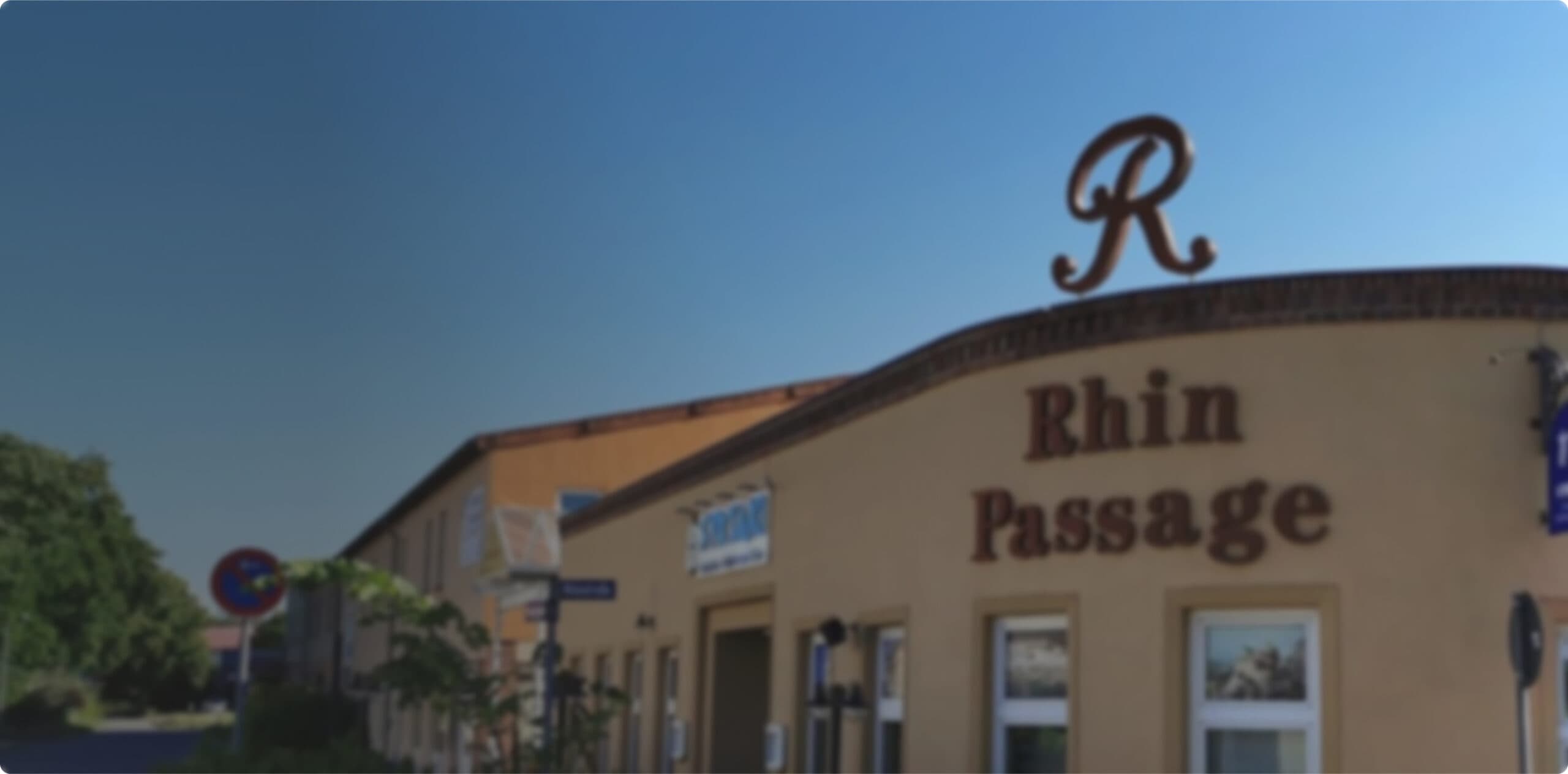 Passage-Eingang mit beleuchteten Schaufenstern, Rheinsberg