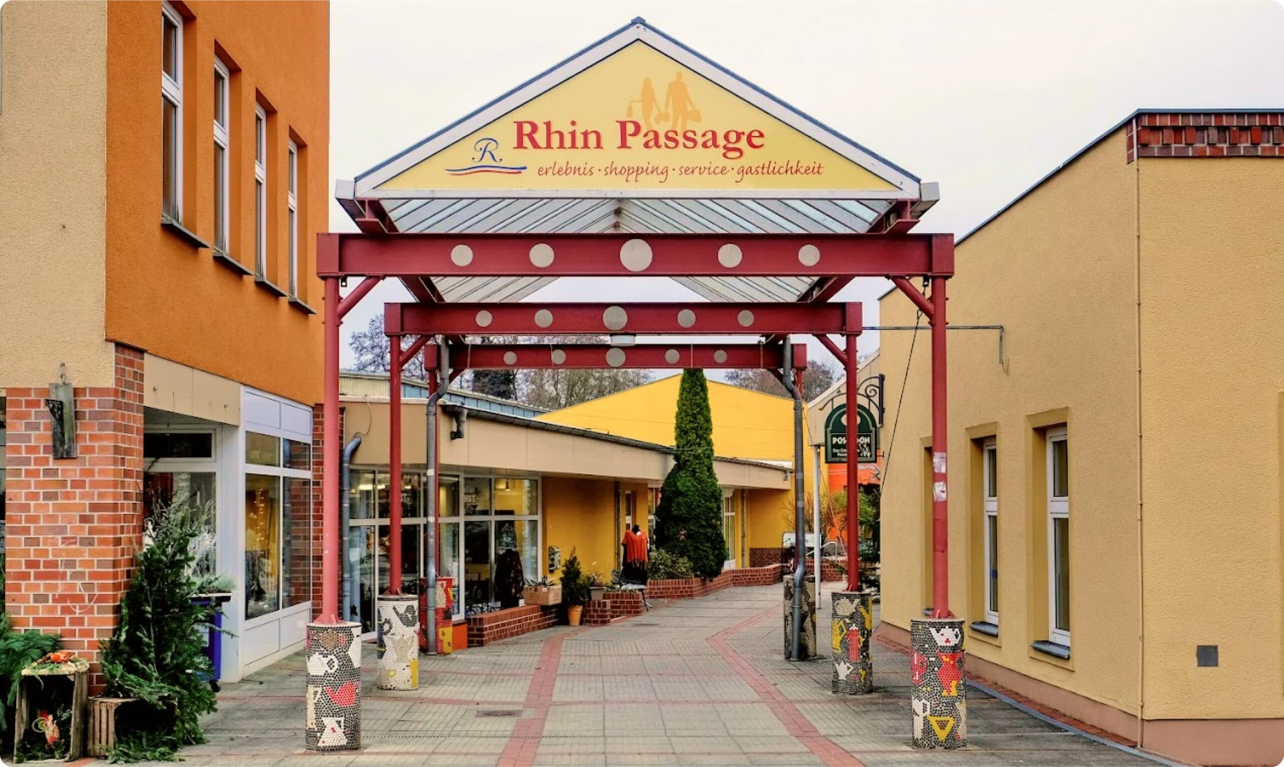 Blick in die Rhinpassage-Ladenpassage in Rheinsberg
